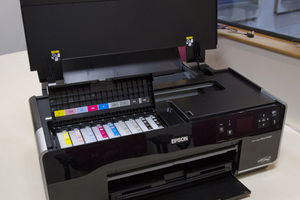 Epson R3000 с открытой крышкой Epson R3000 с открытой крышкой