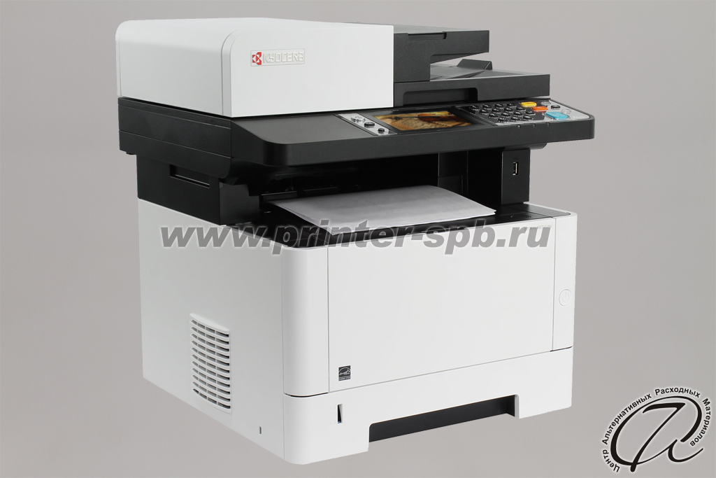 Монохромный МФУ Kyocera m2735dw, вид слева Лазерный МФУ Kyocera m2735dw