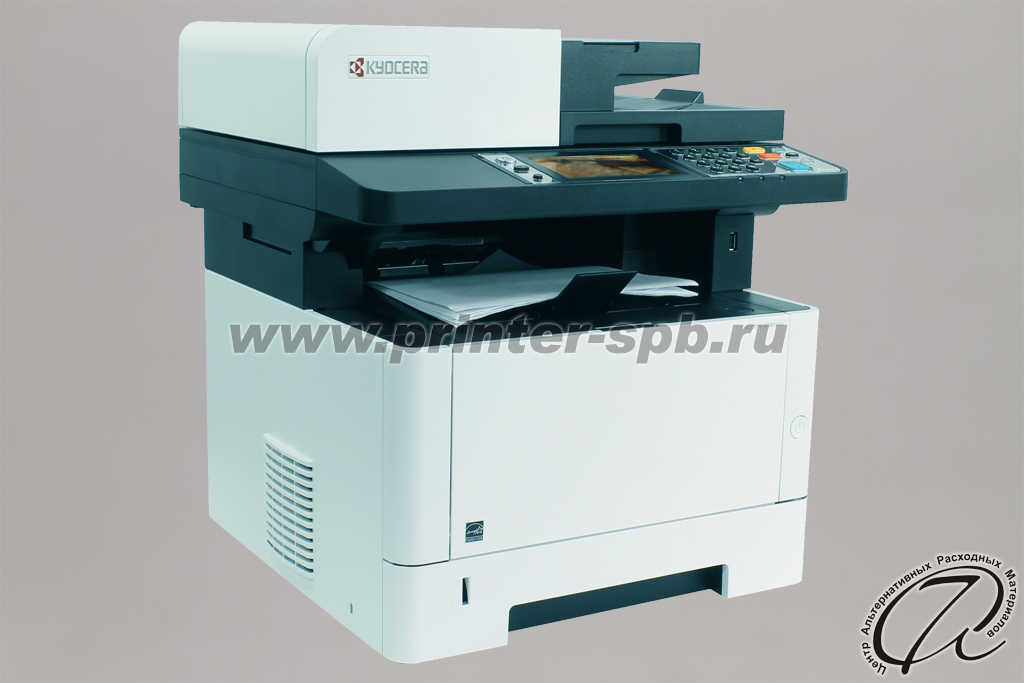 Монохромный МФУ Kyocera m2835dw, вид слева Лазерный МФУ Kyocera m2835dw