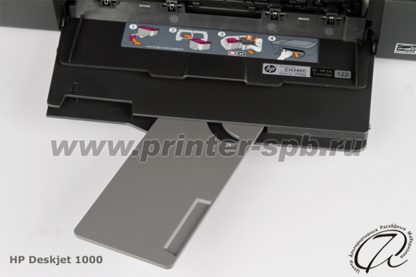 Нижний приемный лоток: удерживает бумагу, поступающую из принтера HP Deskjet 1000 